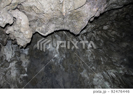 薄暗い鍾乳洞の内部 薄暗い鍾乳洞の内部 92476446
