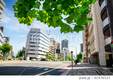 駅前通りの竹屋町から広島駅方面を展望した市街地風景です。左側の通りは地蔵通りです。緑の市街地です。 92476525
