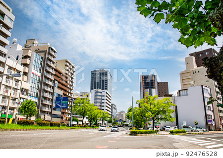駅前通りの竹屋町から広島駅方面を展望しています。広島駅南口へ通じる緑の幹線道路風景です。広島県 92476528