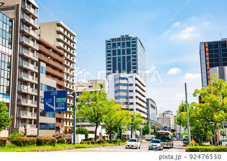 駅前通りの竹屋町から広島駅方面を展望しています。広島駅南口へ通じる緑の幹線道路風景です。広島県 92476530