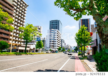 駅前通りの宝町から広島駅方面を展望しています。広島駅南口へ通じる緑の幹線道路風景です。広島県 92476533