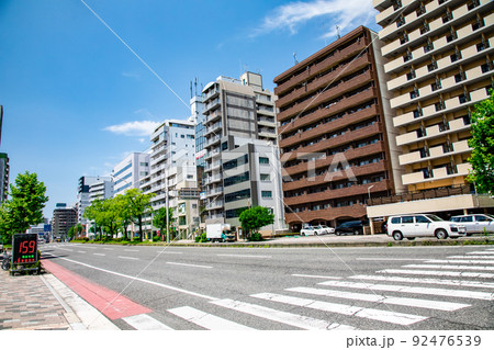 駅前通りの宝町から国道2号線方面を展望しています。富士見町の明るいオフィスビル風景をどうぞ。広島県 駅前通りの宝町から国道2号線方面を展望しています。富士見町の明るいオフィスビル風景をどうぞ。広島県 92476539