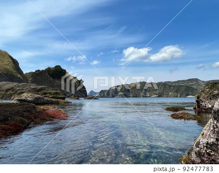 透明度の高い磯と青空 透明度の高い磯と青空 92477783