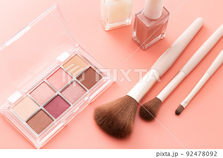 メイク道具　ピンク背景 92478092