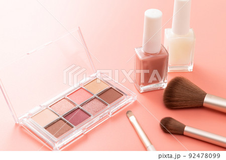 メイク道具　ピンク背景 92478099
