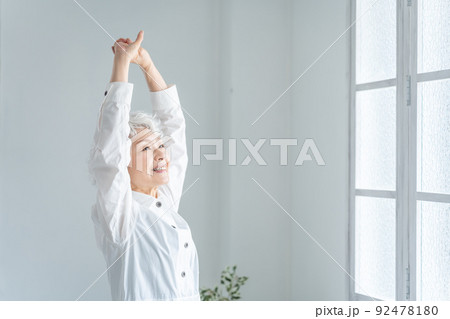 笑顔のシニア女性 92478180