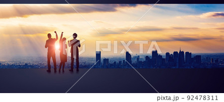 都市を眺めるビジネスマン バナー・広告向け横長ビジュアル 都市を眺めるビジネスマン バナー・広告向け横長ビジュアル 92478311