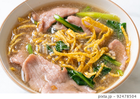 Crispy noodles with Pork in Gravy Sauce Crispy noodles with Pork in Gravy Sauce 92478504