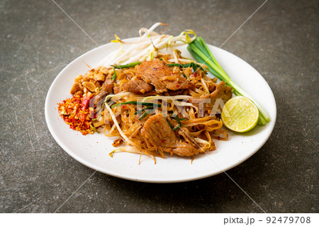 stir-fried rice noodles with pork 92479708