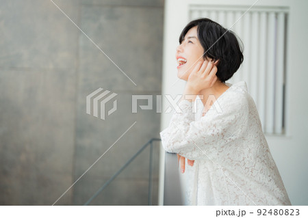 笑顔のシュートヘアの女性 笑顔のシュートヘアの女性 92480823