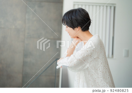 笑顔のシュートヘアの女性 笑顔のシュートヘアの女性 92480825