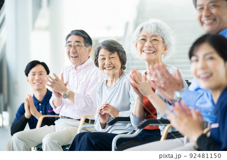 出し物を鑑賞する老人ホーム利用者 シニアイメージ 介護士 出し物を鑑賞する老人ホーム利用者 シニアイメージ 介護士 92481150