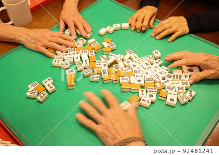 麻雀でパイを混ぜる老人の手 麻雀でパイを混ぜる老人の手 92481241