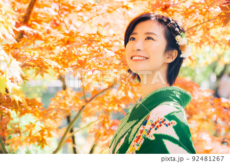 紅葉と着物の女性 紅葉と着物の女性 92481267