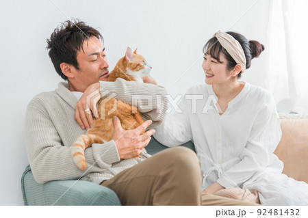 家で猫を飼うカップル・夫婦（飼い主） 92481432