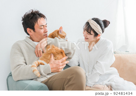 家で猫を飼うカップル・夫婦(飼い主) 家で猫を飼うカップル・夫婦(飼い主) 92481434