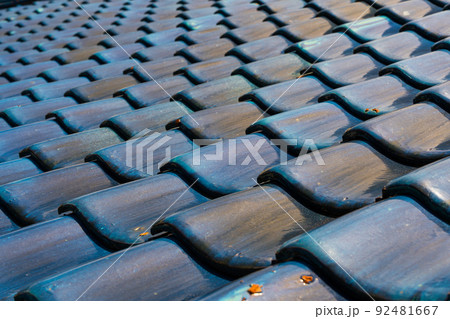 青い屋根瓦の背景素材 92481667