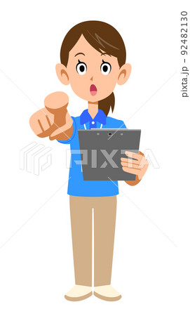 書類を手に指を指す半袖のポロシャツ姿でネームタグを身に着けた女性スタッフ 92482130