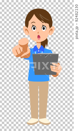 穿著短袖馬球衫的女工作人員用手指指著文件 穿著短袖馬球衫的女工作人員用手指指著文件 92482130