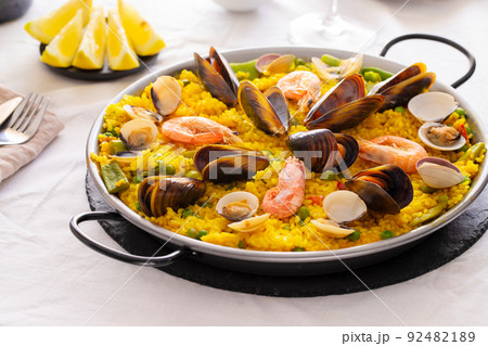 Popular Spanish dish Paella 92482189
