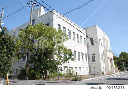 青空に映える白壁が美しい旧尼崎警察署の全景　兵庫県尼崎市 92483258