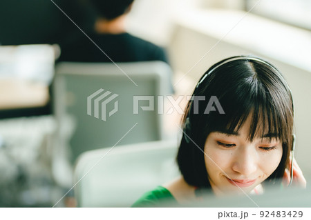 ビジネスシーンの女性 ビジネスシーンの女性 92483429