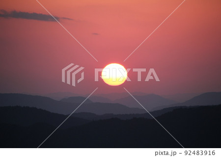 猪名川天文台広場からの燃え盛るような夕日 兵庫県川辺郡猪名川町 猪名川天文台広場からの燃え盛るような夕日 兵庫県川辺郡猪名川町 92483916