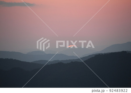 猪名川天文台広場からのほぼ沈みかけの夕日　兵庫県川辺郡猪名川町 92483922