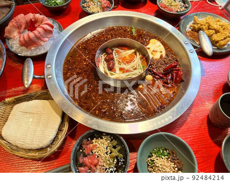 中国本場の辛い火鍋 92484214