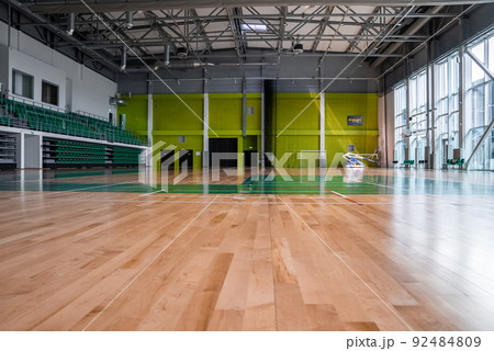 interior of an empty sports hall without anyone before playing. 92484809
