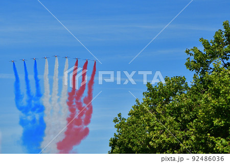 フランス・パリ。革命記念日の軍事パレードで編隊飛行する空軍機。2022年7月14日撮影。 フランス・パリ。革命記念日の軍事パレードで編隊飛行する空軍機。2022年7月14日撮影。 92486036