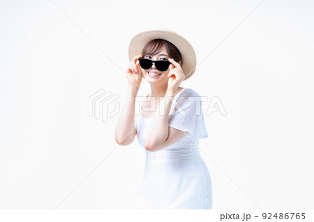 麦わら帽子を被った夏を満喫する若い女性 麦わら帽子を被った夏を満喫する若い女性 92486765