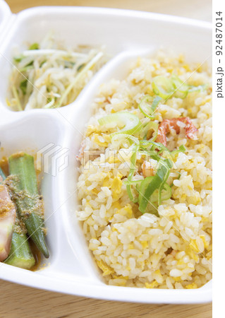 美味しいテイクアウトの蟹チャーハン弁当 92487014