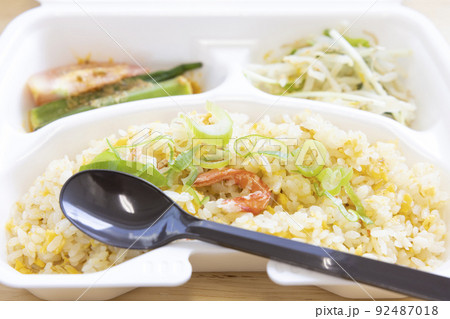 おいしいテイクアウトのカニ炒飯弁当 おいしいテイクアウトのカニ炒飯弁当 92487018