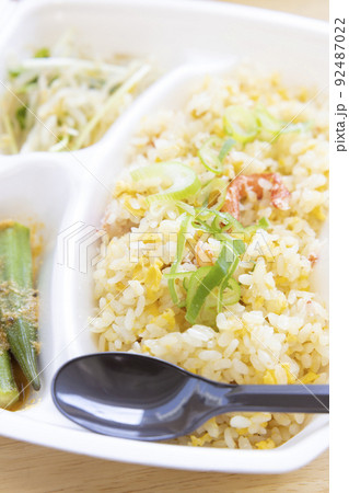 おいしいテイクアウトのカニ炒飯弁当 おいしいテイクアウトのカニ炒飯弁当 92487022