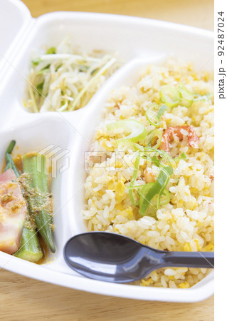 おいしいテイクアウトのカニ炒飯弁当 おいしいテイクアウトのカニ炒飯弁当 92487024