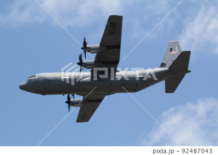 横田基地航空祭でデモフライトを行うロッキードC130Jスーパーハーキュリーズ 92487043