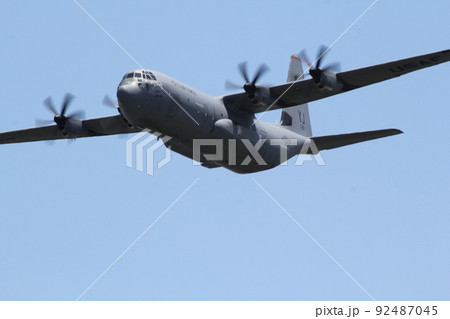 横田基地航空祭でデモフライトを行うC130J30 92487045