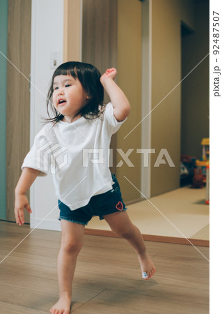 おてんばな女の子 92487507