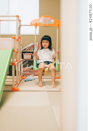 室内用ブランコで遊ぶ女の子 92487510