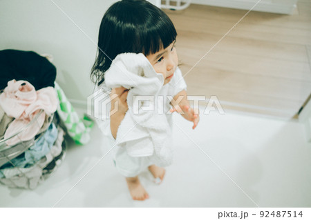 洗濯物で遊ぶ女の子 92487514