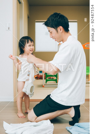 娘の着替えをする父親 娘の着替えをする父親 92487554