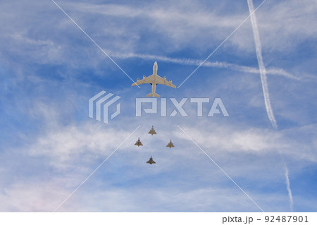 フランス・パリ。航空隊による革命記念日の軍事パレード。2022年7月14日撮影。 92487901