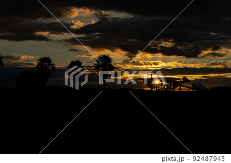 くじらの形をした遊具に沈む夕日 92487945