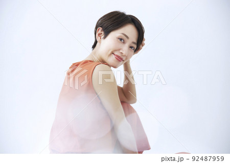 オレンジ色のワンピースを着た女性 オレンジ色のワンピースを着た女性 92487959