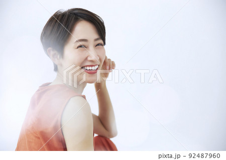 オレンジ色のワンピースを着た女性　 92487960