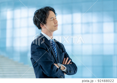 落ち込む若い男性 92488022