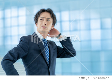 落ち込む若い男性 92488027