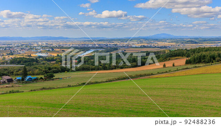 戸外炉峠からの眺め「秋の北海道」 92488236