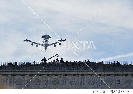 フランス・パリ。革命記念日の軍事パレードで凱旋門の上を通過する航空隊。2022年7月14日撮影。 92488313